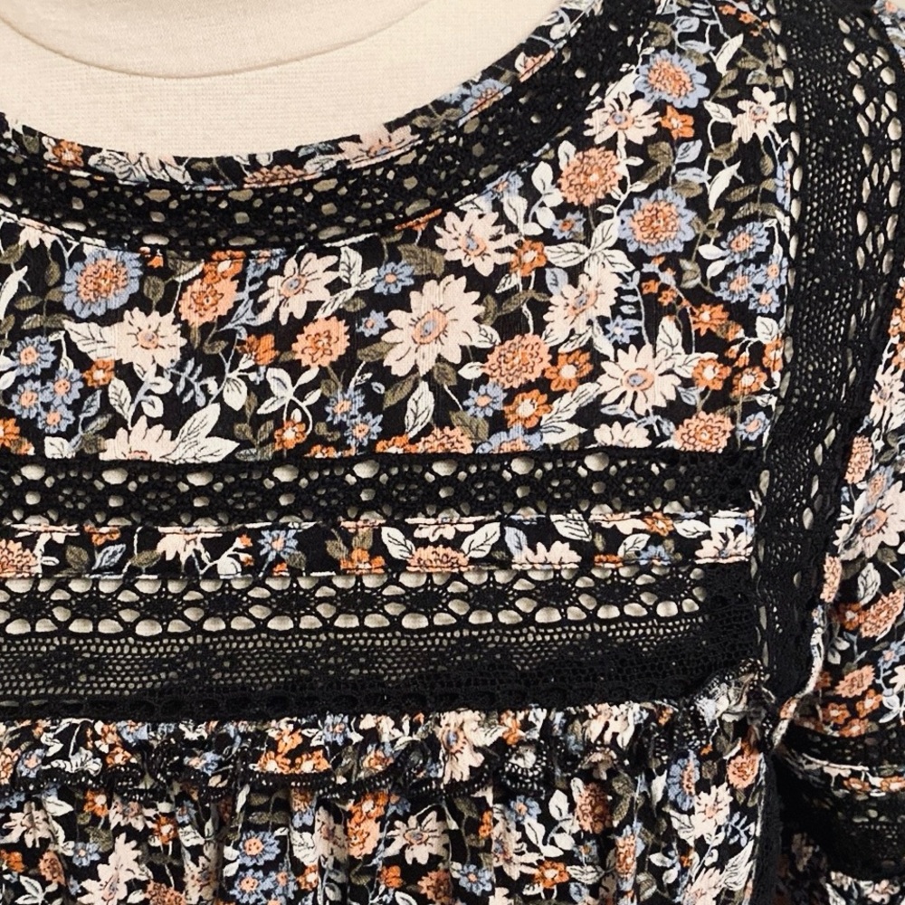 American Eagle Black Floral Crochet Trim Open Back Tie Up Babydoll Top Size M - Picture 4 of 15